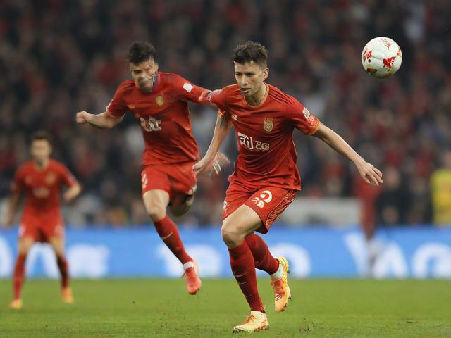 球队内部风波：某俱乐部管理层引发众怒，球队管理方案