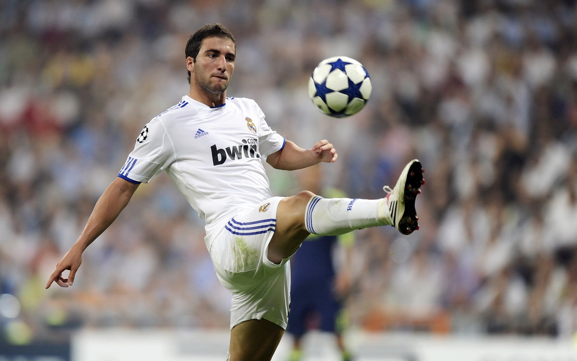 “关键时刻，定胜负的那一棒是否会写入史册？”，定胜负的意思